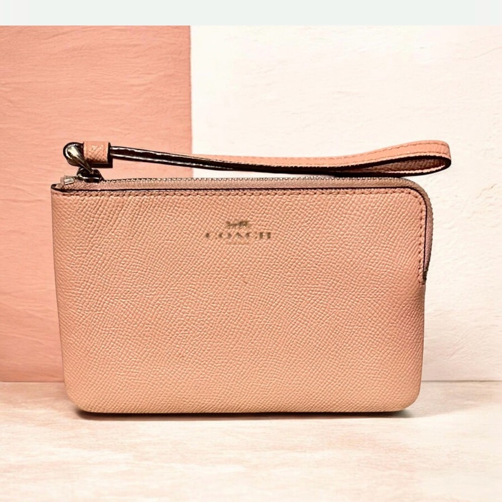 EUC Coach Pebbled Leather Wristlet in Blush